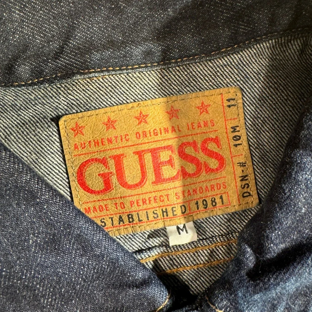 GUESS Men's Vintage Denim Trucker Jacket Dark Wash Classic Blue Jeans Size M